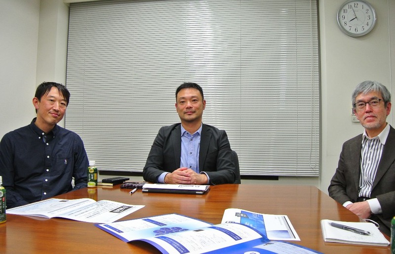 グローバルセキュリティエキスパート株式会社 代表取締役社長 青柳史郎（中央）、株式会社トライコーダ 代表取締役社長 上野宣（左）、EGセキュアソリューションズ株式会社 代表取締役社長 徳丸浩（右）