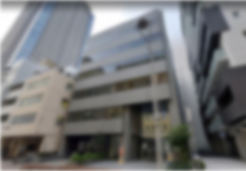 当時、取材に訪れた海運会社が入居するビル。この会社のウェブサイトを運営するサーバーが乗っ取られ、日本年金機構への不正アクセスの「踏み台」となった（画像を修整しています）。この会社は既に存在しない。