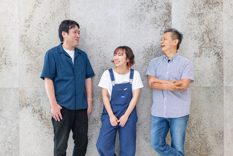 合同会社KAMENOCO 代表 かめもと きえ（中央）、株式会社クラフ 小林 寛生（左）、小田 真司（右）（S4開発チーム）とともに