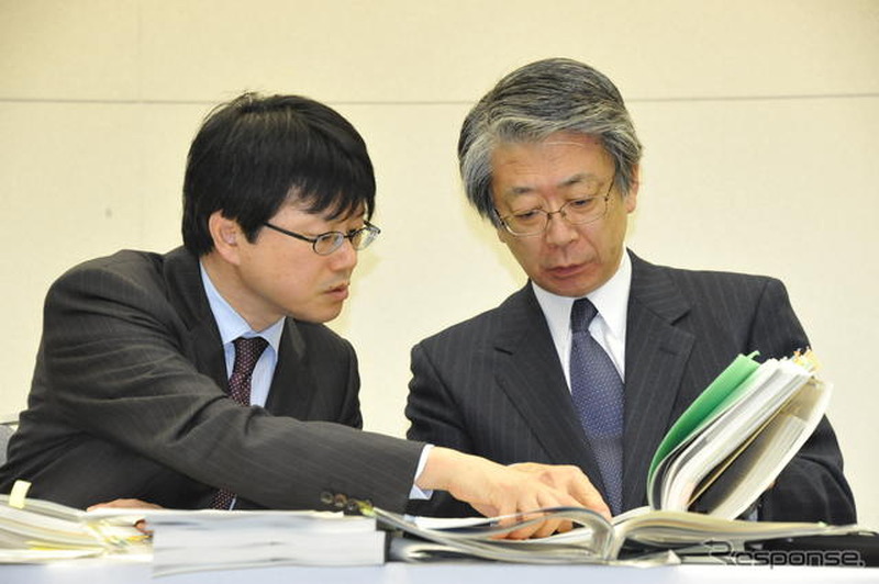 福島原発事故の中間報告会見に臨む山崎雅男副社長/右と尾野昌之GM（2日・東電本店）