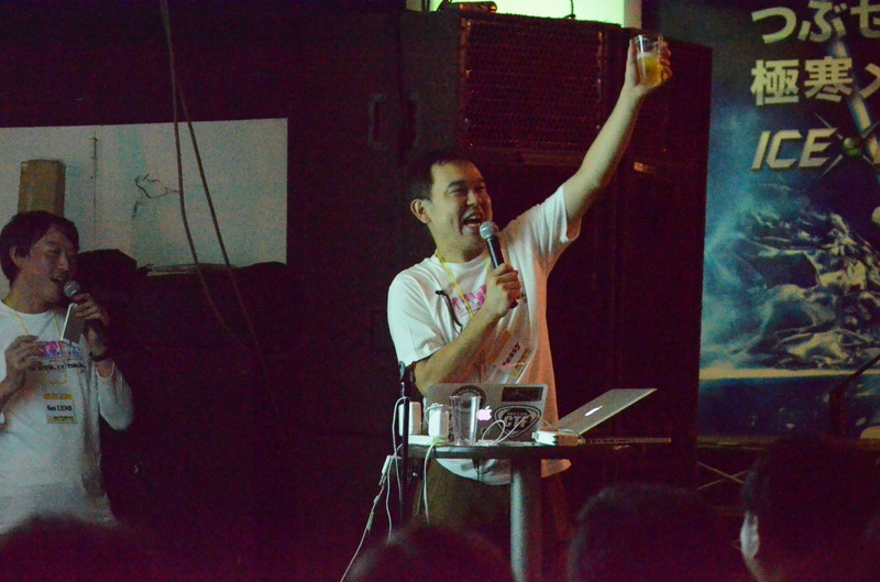 AVTOKYO 2012の開催を告げるAVTOKYO主催者のtessy氏。キャッチフレーズは今年もno drink,no hack.