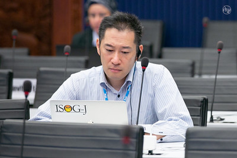 国際電気通信連合(ITU)の会議に参加する武井氏。「策定から参加したのでこのフレームワークには日本の考え方も取り入れられています」