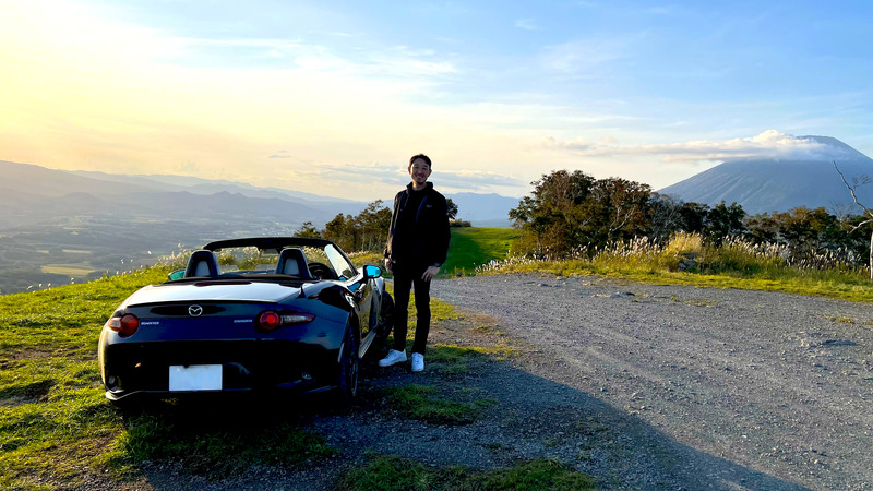 愛車と羊蹄山と編集長（Hardening 会場から抜け出して）