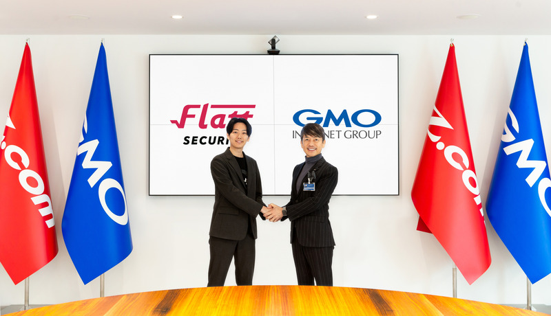 （左）株式会社Flatt Security代表取締役 井手康貴氏 / （右）GMOインターネットグループ株式会社 代表取締役グループ代表 会長兼社長執行役員・CEO 熊谷正寿氏