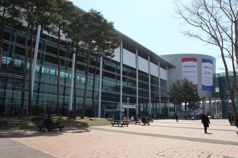 KINTEX：映っている部分で1.5ホール分くらい