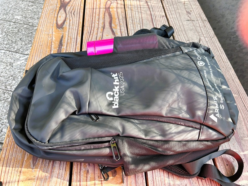 創刊 27 周年記念キャンペーンのおしらせ(5)後出し特典「Black Hat USA 2025 参加者用バックパック」