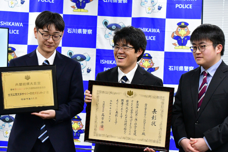 報告会終了後の歓談の様子