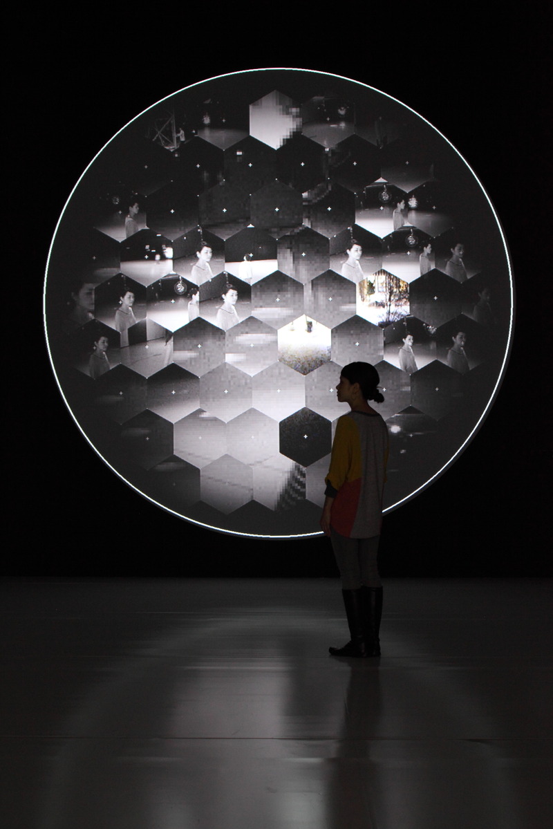 昆虫の複眼のような巨大な円形スクリーン「巡視する複眼スクリーン」（text：編集部）