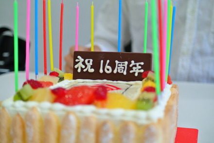 16本のロウソクを立てた創刊16周年記念バースデーケーキだよ