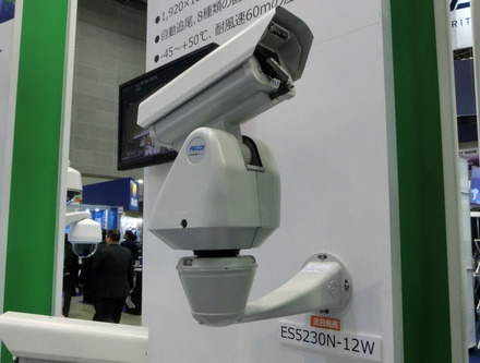 「ES5230N-12」は業界初のフルHD自動追尾屋外カメラ。スペックだけでなくスマートなデザインもポイントとしている。