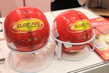 「ELIDE FIRE BALL」（エライドファイアボール）は、メロン程度の大きさの消火器具。力のない高齢者や子供でも扱える（撮影：編集部）