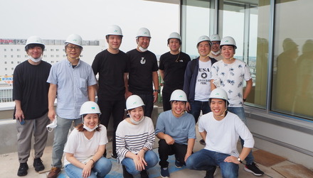 株式会社クラフ 代表取締役社長 藤崎 将嗣（後列左から3番目）、写真は宮崎市内にSOCを建設工事中、社員とともに当時撮影された一枚
