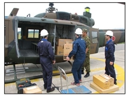 多用途ヘリコプターを利用した積載卸下訓練（KDDI東北総支社が参加、2010年6月）