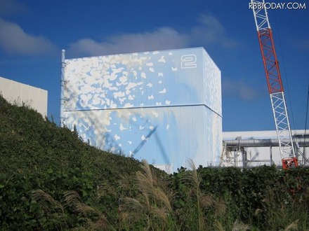 福島第一原子力発電所 2号機原子炉建屋外観～2・3号機間西側高台から撮影～