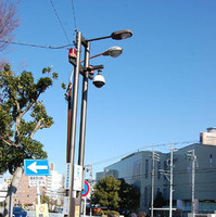 浜松駅近辺に10基設置されたスーパー防犯灯は支柱を残して新たに防犯カメラと街灯が設置される（画像は同NPO法人のwebより）。