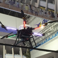 ALSOKブースの飛行ロボット（ドローン）。ZionFH940がベースとなっており、幅140cm、高さ45cmとかなりの大きさだ。