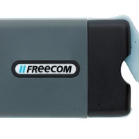 ラバースリーブを使用した耐衝撃仕様の小型ポータブルSSDを発売(フリーコム・テクノロジーズ) 画像