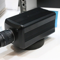 設置場所を選ばずに監視カメラとして使用可能なレコーダーを展示(スズデン) 画像