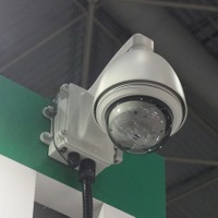 360度フルHDカメラ組み込んだ「一体型街頭防犯カメラシステム」のデモ機。1台で広範囲をカバーできるのが特徴