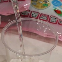 ブースでは、実際に吸収剤が入れたコップに水を注ぐというデモ展示を行っていた（撮影：編集部）