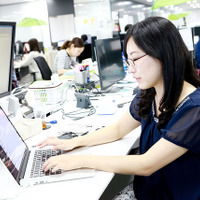 デスクにて【写真：米玉利朋子】