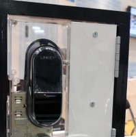 ユーエムイーの「LINKEY」を設置イメージ。シリンダー（カギ穴など）の上から被せる形で設置する。この他にドアの内側にロック機構を設置する（撮影：防犯システムNAVI取材班）