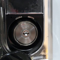「LINKEY」は、前面の認証端末のカバーを外すとシリンダーが出てくる。電池が切れた場合にはこのシリンダーに物理キーを差し込み操作できる（撮影：防犯システムNAVI取材班）