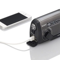 スマートフォンへの給電も可能な手回し充電付きポータブルラジオを発売(ソニー) 画像