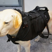 こちらは警備犬用の防弾チョッキ。訓練費用が高額となるため、犬にも着せて守る。