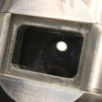 レンズ部が覗く窓は2mm以上の分厚いガラスで覆われている（撮影：防犯システム取材班）