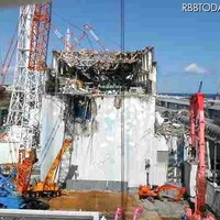 4号機原子炉建屋上部における瓦礫撤去の状況、南面（3月20日撮影）