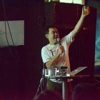 AVTOKYO 2012の開催を告げるAVTOKYO主催者のtessy氏。キャッチフレーズは今年もno drink,no hack.
