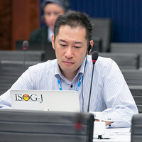 国際電気通信連合(ITU)の会議に参加する武井氏。「策定から参加したのでこのフレームワークには日本の考え方も取り入れられています」