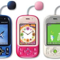 防犯機能を搭載した子供向け携帯電話「mamorino3」を発表、緊急速報メールが新たに追加(KDDI、沖縄セルラー) 画像