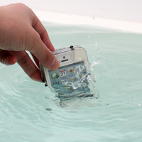 水やほこり、雪、砂などからiPhone 5を守るIPX7準拠の防水ケースを販売開始(サンコー) 画像