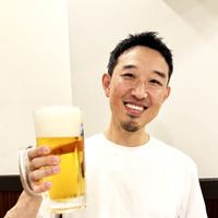 浅草の神谷バーでデンキブランを飲む前のまだ元気な編集長