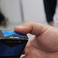 タバコの箱に仕込まれたカメラ。中には普通にタバコが入っており、穴に気づかなければわからない