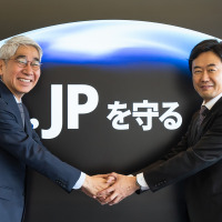 NEC 取締役 代表執行役社長 兼 CEO 森田 隆之氏（左）とKDDI 代表取締役社長 CEO 松田 浩路氏（右）