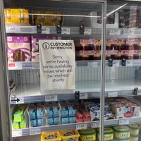 2025年5月：マンチェスターのコープ店舗が、棚の在庫が半減している状況下で食品の供給不足を警告