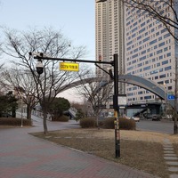 スマートポール：このような設備が街中にインフラとして展開。