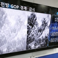 写真ではわかりづらいが国境付近で起きた爆発をAIにより補正して細部の状況を調べる