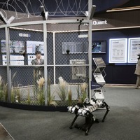 国境警備システム。ロボットとの組み合わせで初動対応の幅と機能を拡大させる。万が一のときでも人的被害を減らせる