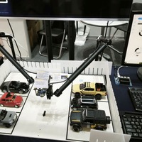 駐車場の統合監視カメラシステムの模型。火災や事故の他、空きスペースの確認、予約、課金、車両の入退室管理も可能。