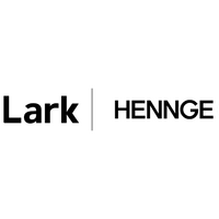 「HENNGE One」と「Lark」のロゴ