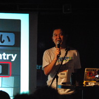 AVTOKYO 2011の開催を告げるAVTOKYO主催者のtessy氏。キャッチフレーズは今年もno drink,no hack.
