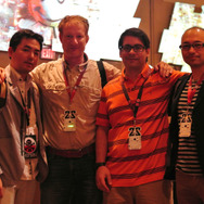 アルゼンチン サイバーセキュリティチームの Luciano Martins 氏(右から2番目)と、日本チームのロス ウィリアム氏(右から3番目)とDEF CON 会場の一コマ