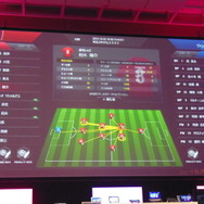 Jリーグの試合を見ながら、リアルタイムで情報を確認できる。プレイヤー間のパスやセットプレー、攻撃割合などの詳細データを表示