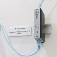IPカメラとPoEインジェクタの間に「RJ45サージプロテクションデバイス（SPD）」を設置し、LANケーブルでつなぐだけで運用できる