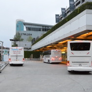 会場、近隣のホテル間はシャトルバスが運行されている