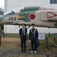 戦闘機の前で記念撮影。いつもより気持ちテンションの高い一田和樹先生でした